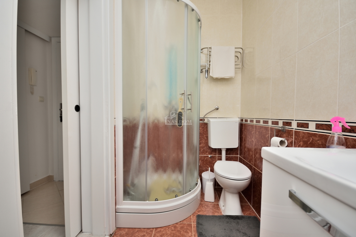 Vodice - Opremljeno enosobno stanovanje 450 m od plaže, pogled na morje