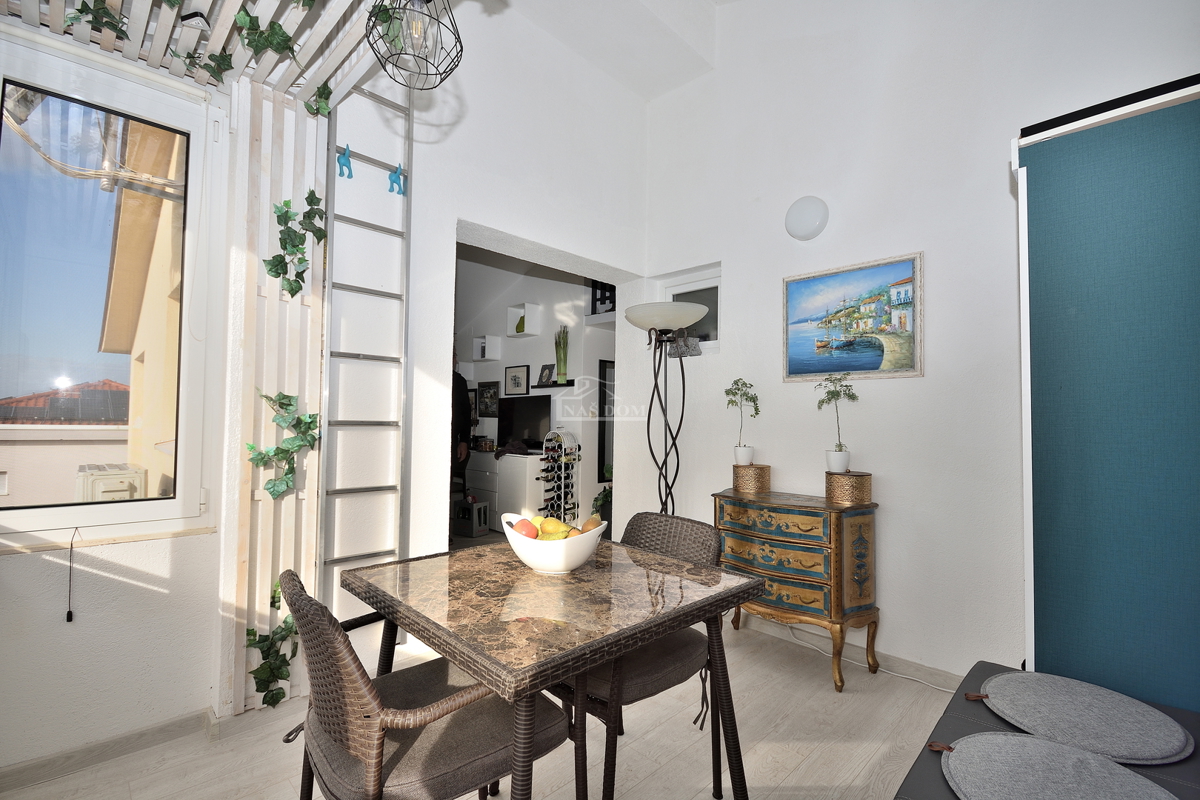 Vodice - Opremljeno enosobno stanovanje 450 m od plaže, pogled na morje