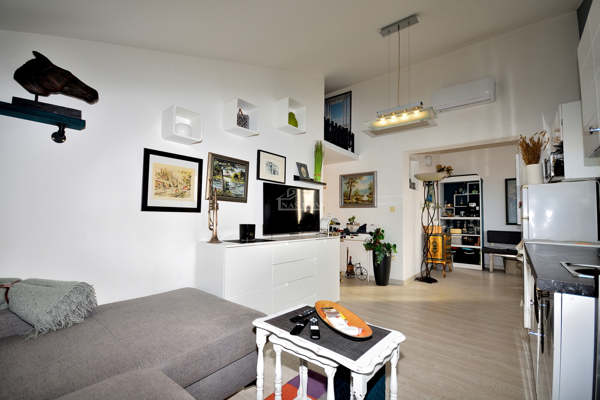 Vodice - Opremljeno enosobno stanovanje 450 m od plaže, pogled na morje