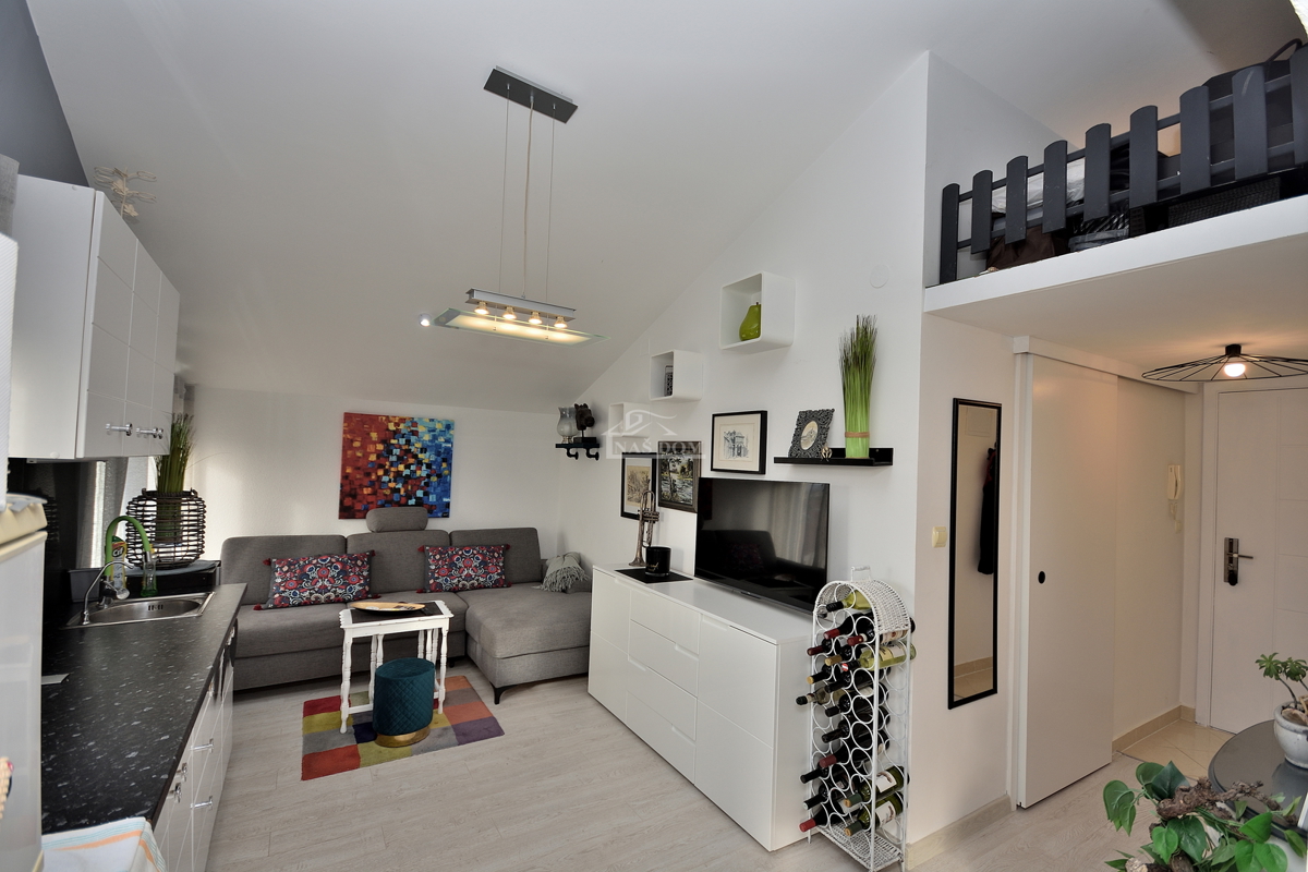 Vodice - Opremljeno enosobno stanovanje 450 m od plaže, pogled na morje