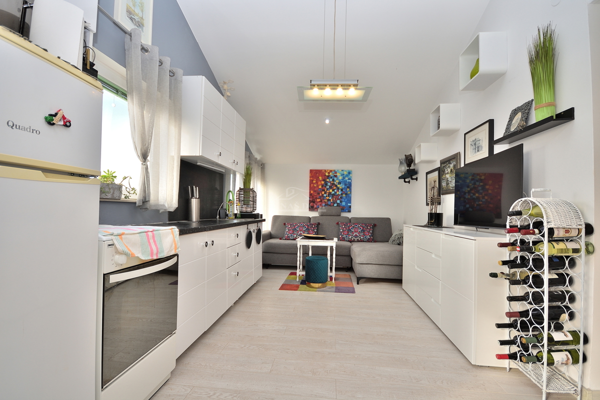 Vodice - Opremljeno enosobno stanovanje 450 m od plaže, pogled na morje