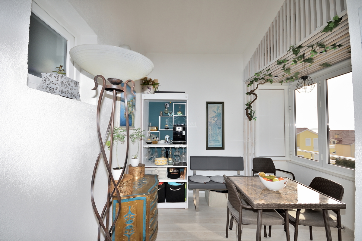 Vodice - Opremljeno enosobno stanovanje 450 m od plaže, pogled na morje