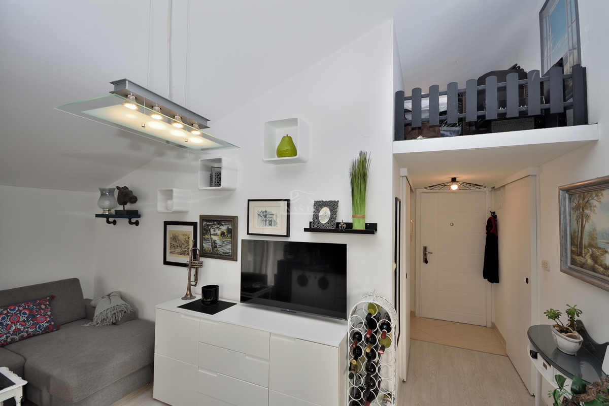 Vodice - Opremljeno enosobno stanovanje 450 m od plaže, pogled na morje