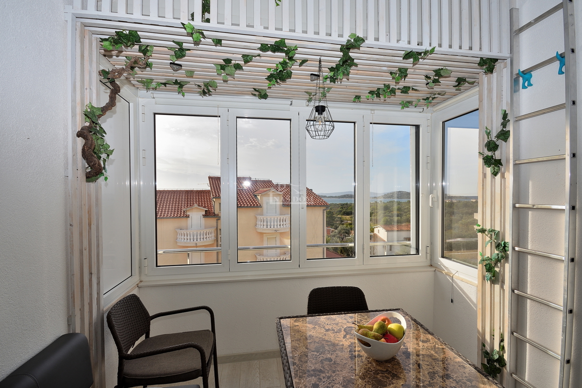 Vodice - Opremljeno enosobno stanovanje 450 m od plaže, pogled na morje