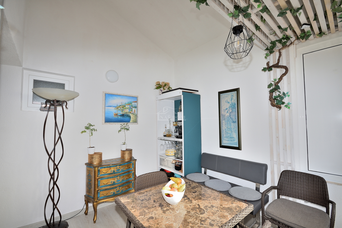 Vodice - Opremljeno enosobno stanovanje 450 m od plaže, pogled na morje