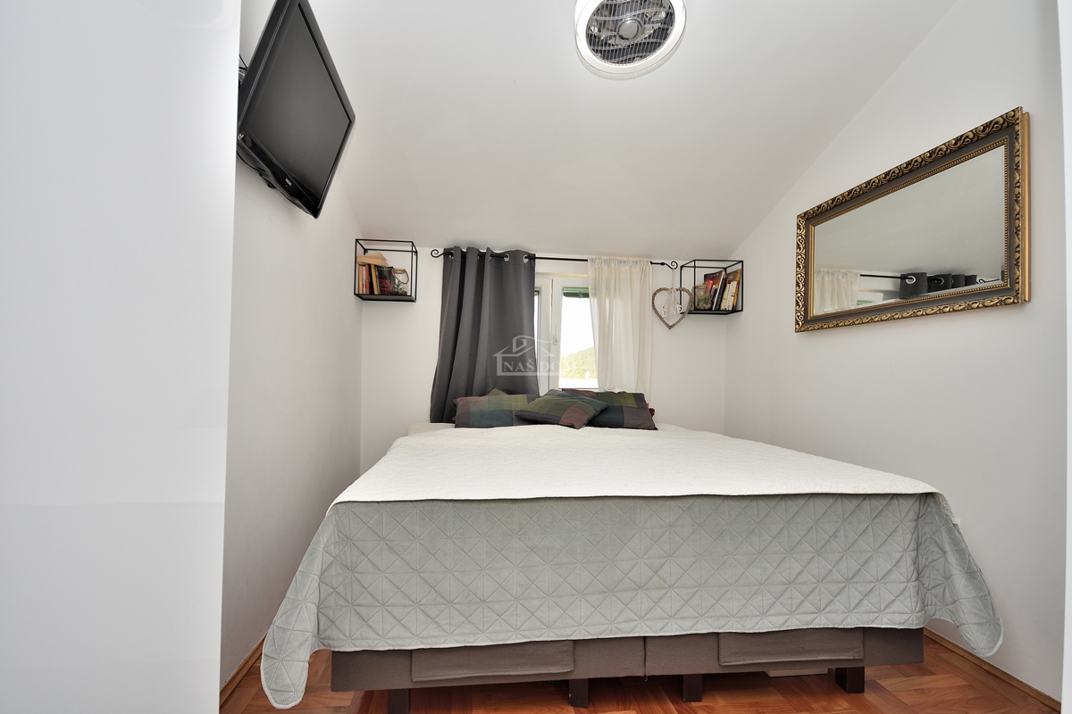 Vodice - Opremljeno enosobno stanovanje 450 m od plaže, pogled na morje