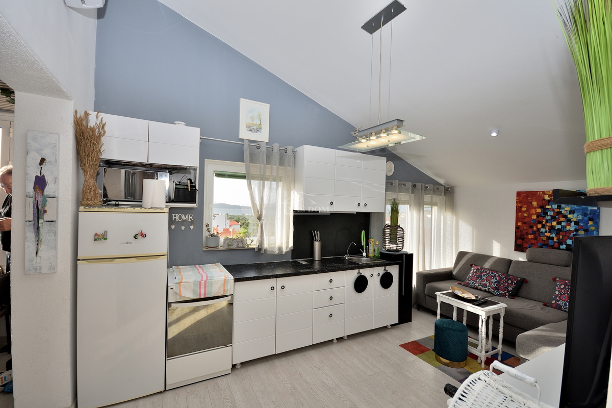 Vodice - Opremljeno enosobno stanovanje 450 m od plaže, pogled na morje