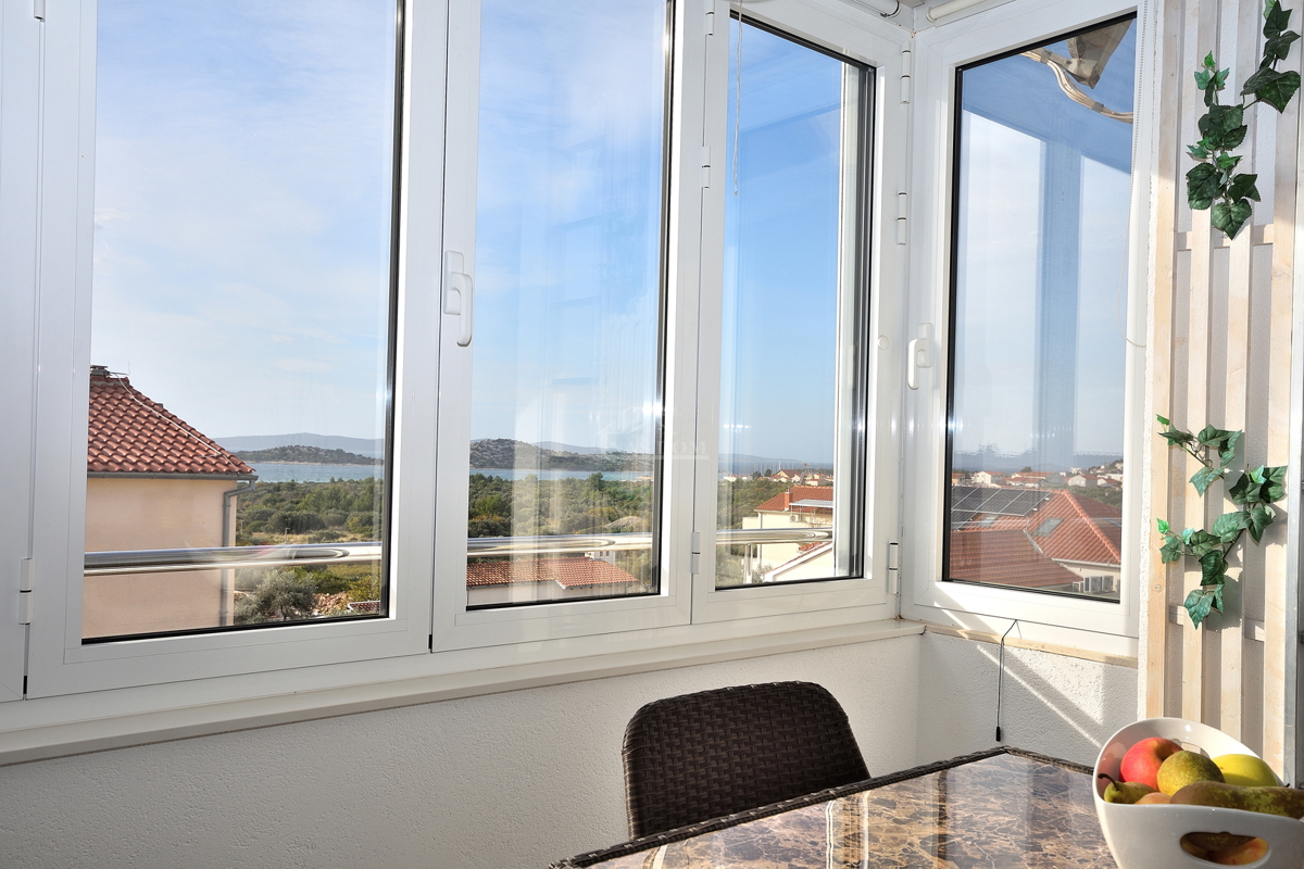 Vodice - Opremljeno enosobno stanovanje 450 m od plaže, pogled na morje