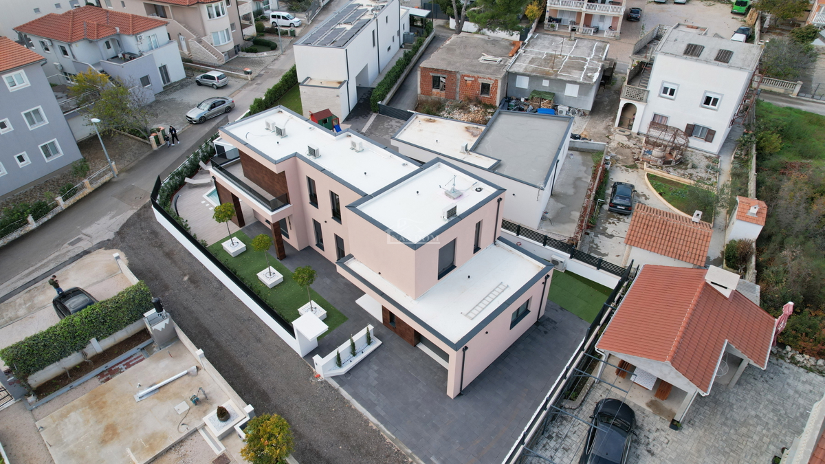 Elegantna luksuzna vila z bazenom, vrtom in vrhunsko opremo – Vodice