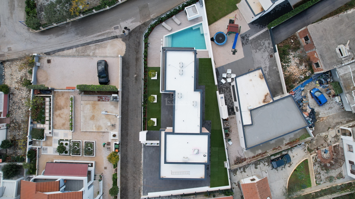 Elegantna luksuzna vila z bazenom, vrtom in vrhunsko opremo – Vodice