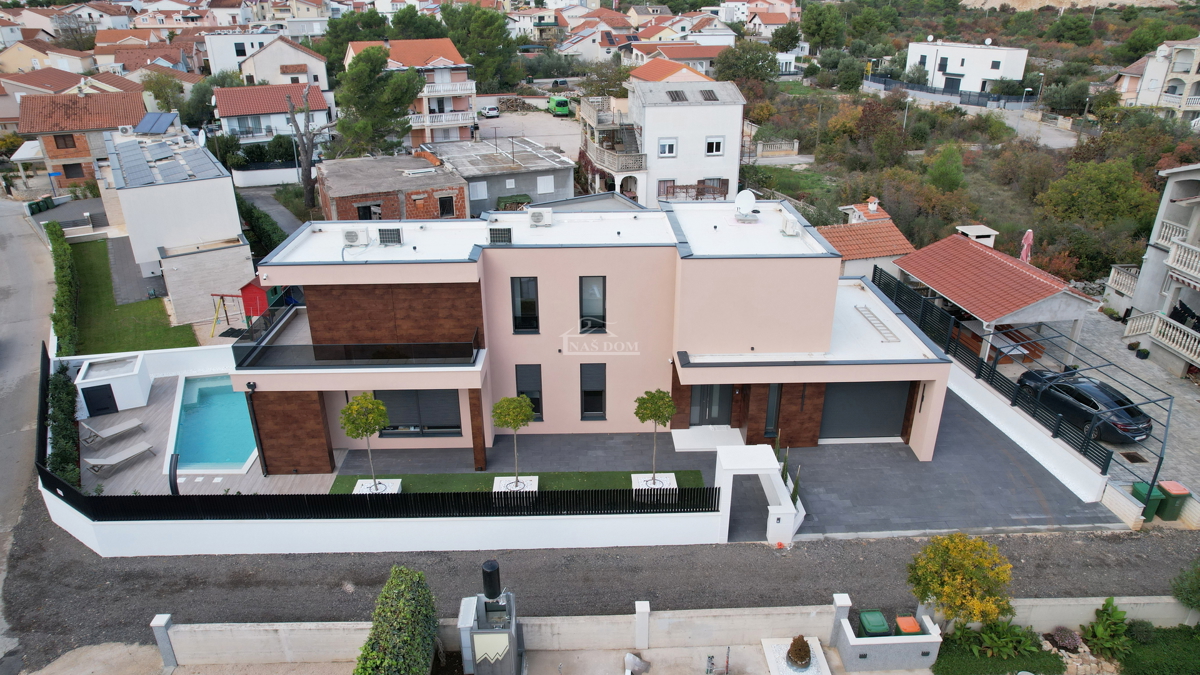 Elegantna luksuzna vila z bazenom, vrtom in vrhunsko opremo – Vodice