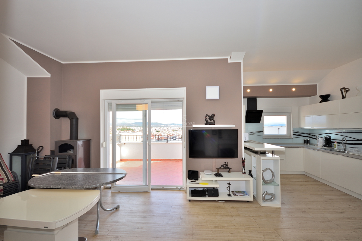 Vodice - opremljeno dvosobno stanovanje z veliko teraso