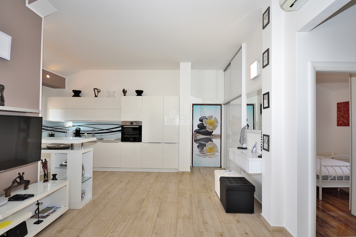 Vodice - opremljeno dvosobno stanovanje z veliko teraso