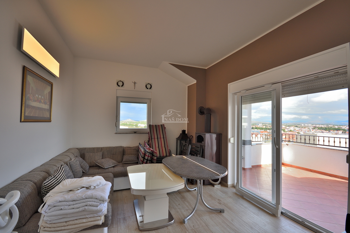 Vodice - opremljeno dvosobno stanovanje z veliko teraso