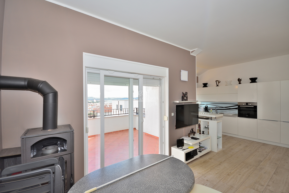 Vodice - opremljeno dvosobno stanovanje z veliko teraso