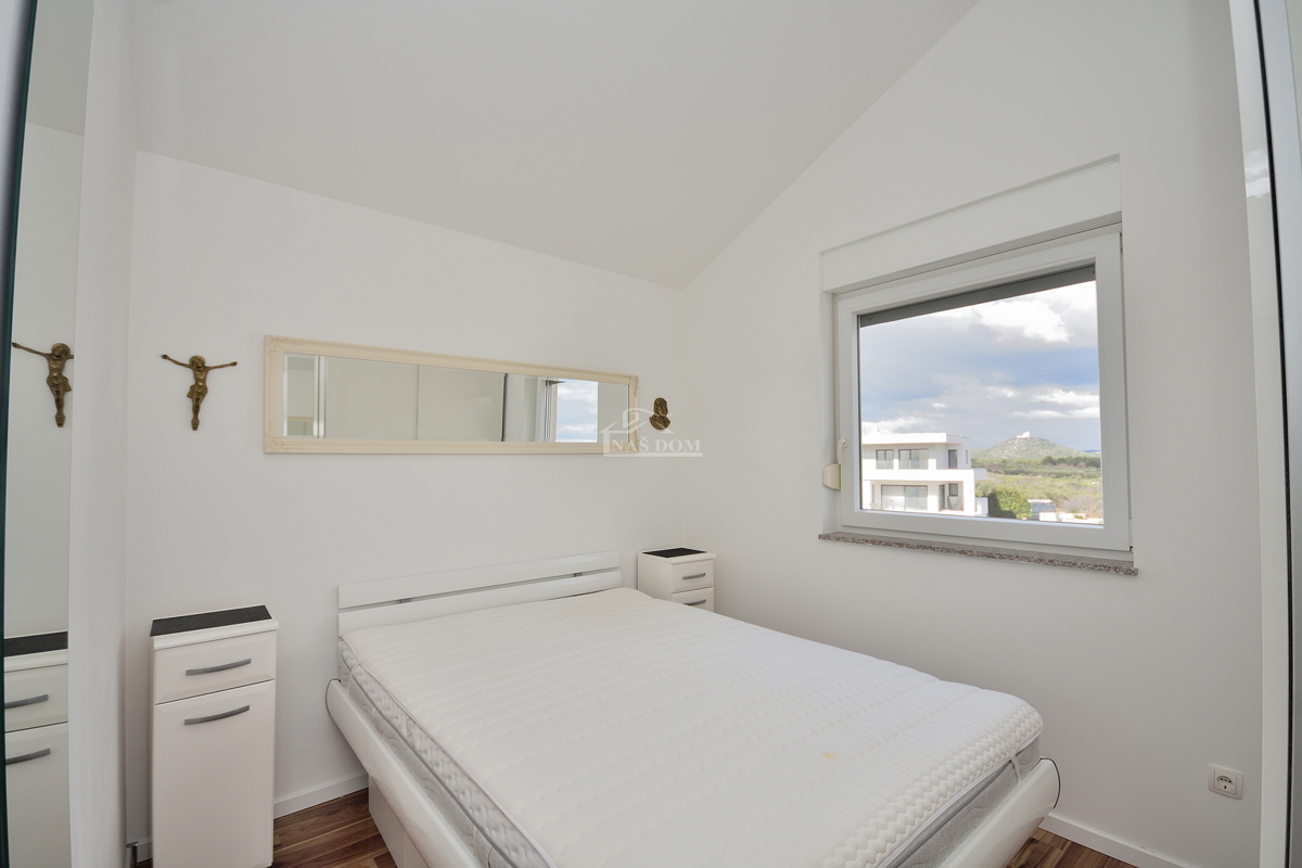 Vodice - opremljeno dvosobno stanovanje z veliko teraso