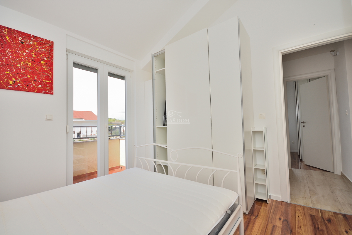 Vodice - opremljeno dvosobno stanovanje z veliko teraso