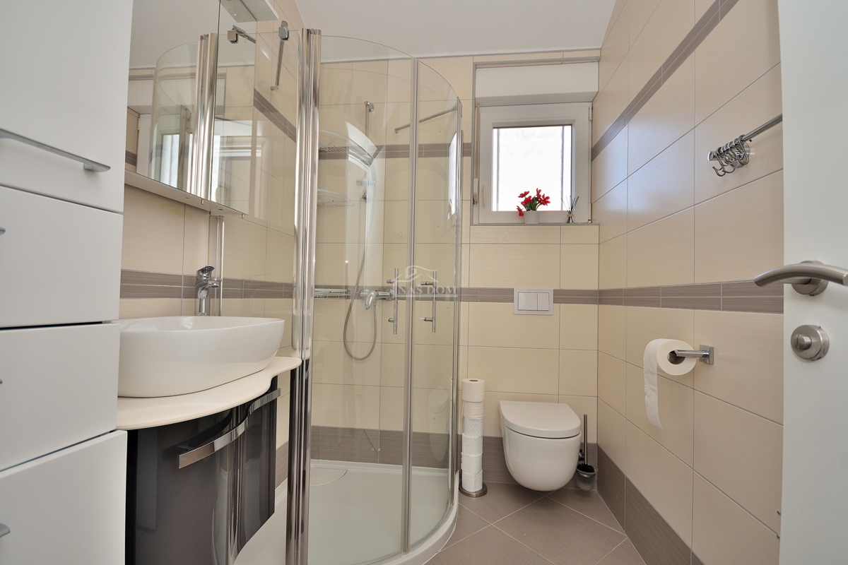 Vodice - opremljeno dvosobno stanovanje z veliko teraso