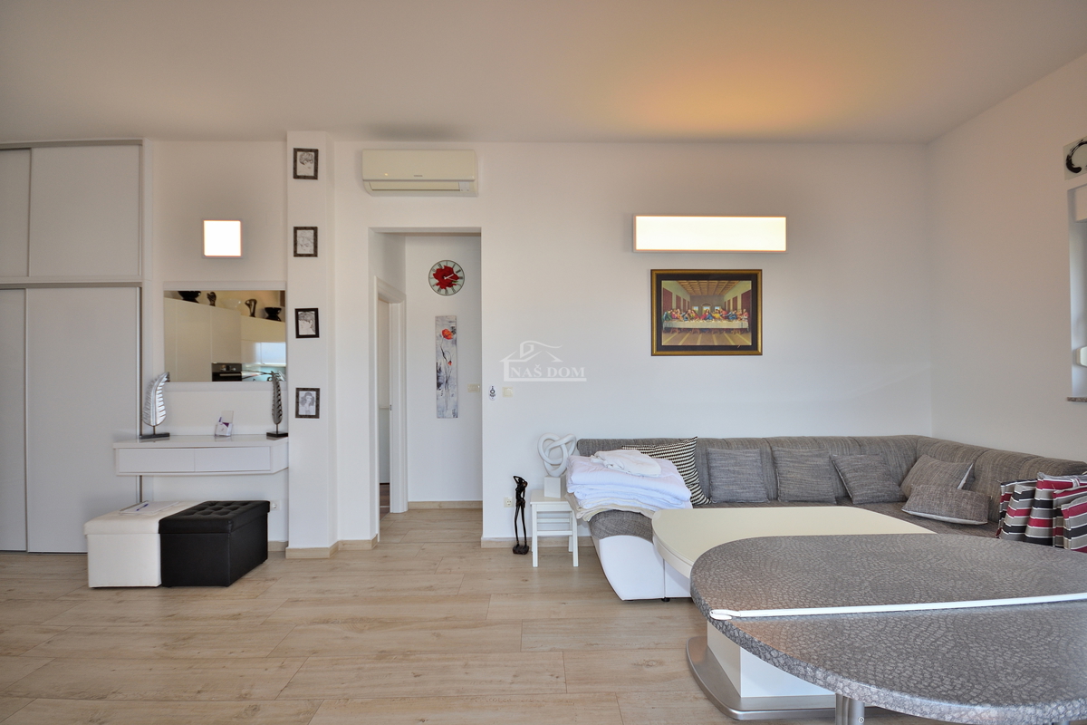 Vodice - opremljeno dvosobno stanovanje z veliko teraso