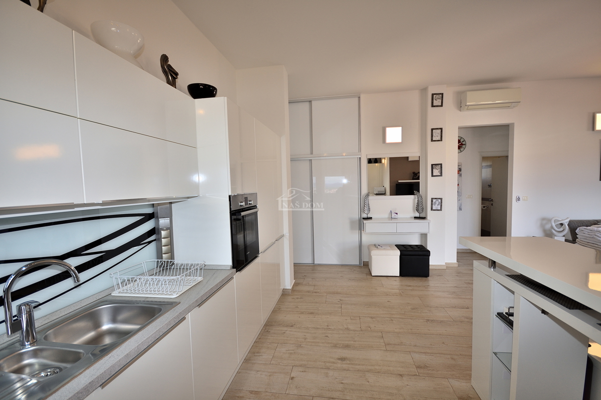 Vodice - opremljeno dvosobno stanovanje z veliko teraso