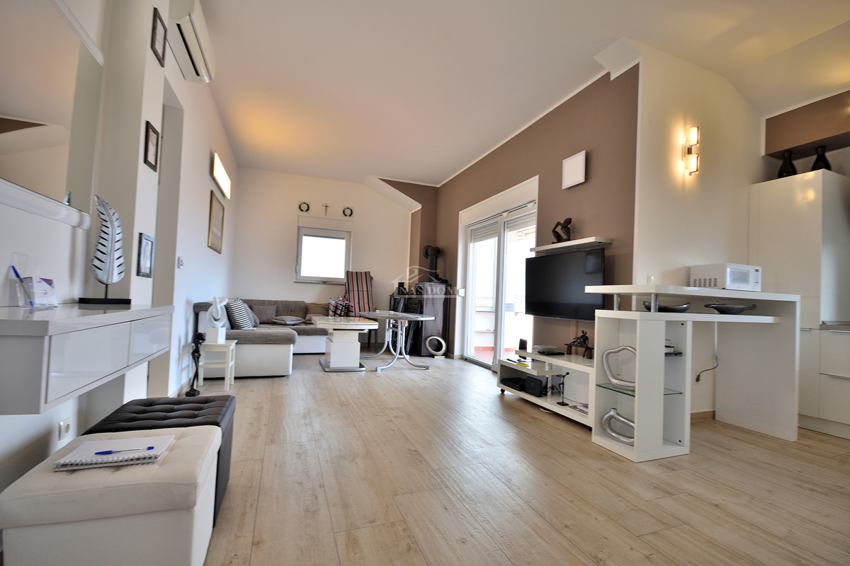 Vodice - opremljeno dvosobno stanovanje z veliko teraso