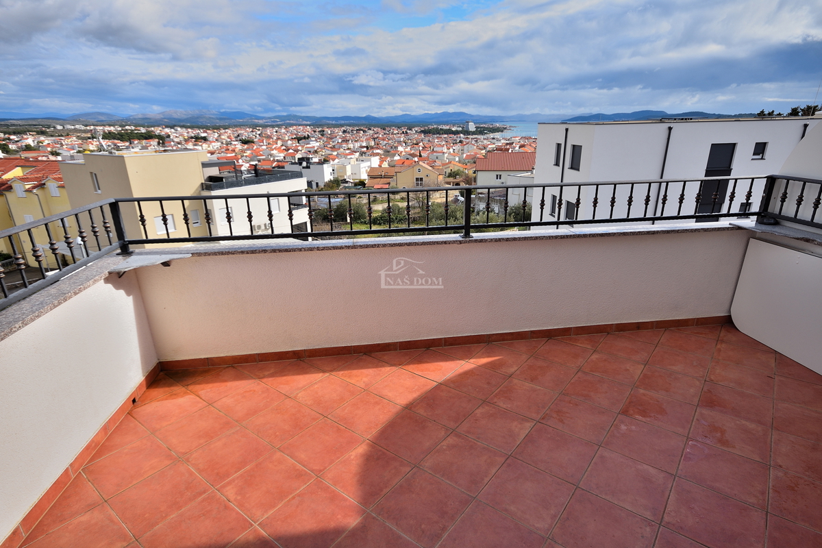 Vodice - opremljeno dvosobno stanovanje z veliko teraso