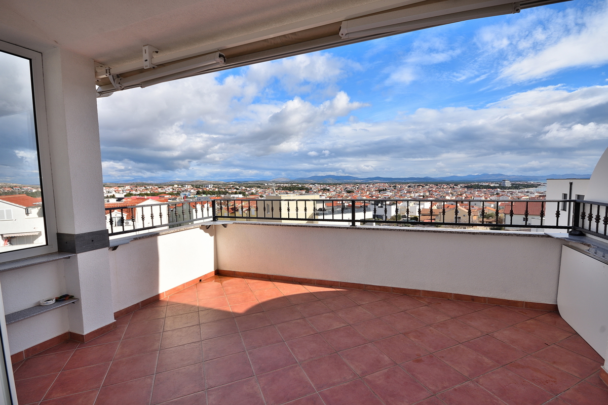 Vodice - opremljeno dvosobno stanovanje z veliko teraso