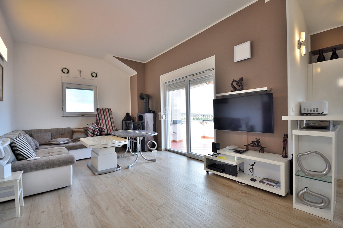 Vodice - opremljeno dvosobno stanovanje z veliko teraso