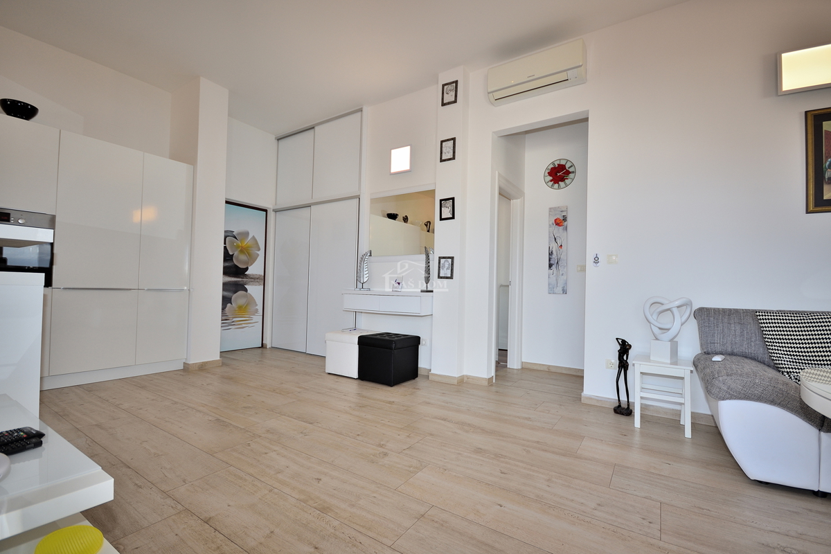 Vodice - opremljeno dvosobno stanovanje z veliko teraso