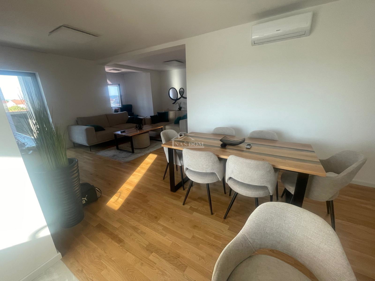 Vodice - Luksuzno urejeno in popolnoma opremljeno stanovanje s 4 spalnicami – 500 m od plaže