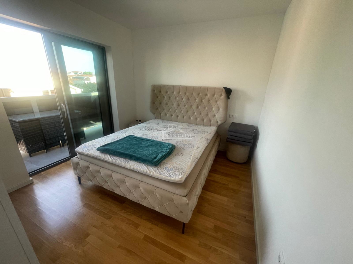 Vodice - Luksuzno urejeno in popolnoma opremljeno stanovanje s 4 spalnicami – 500 m od plaže