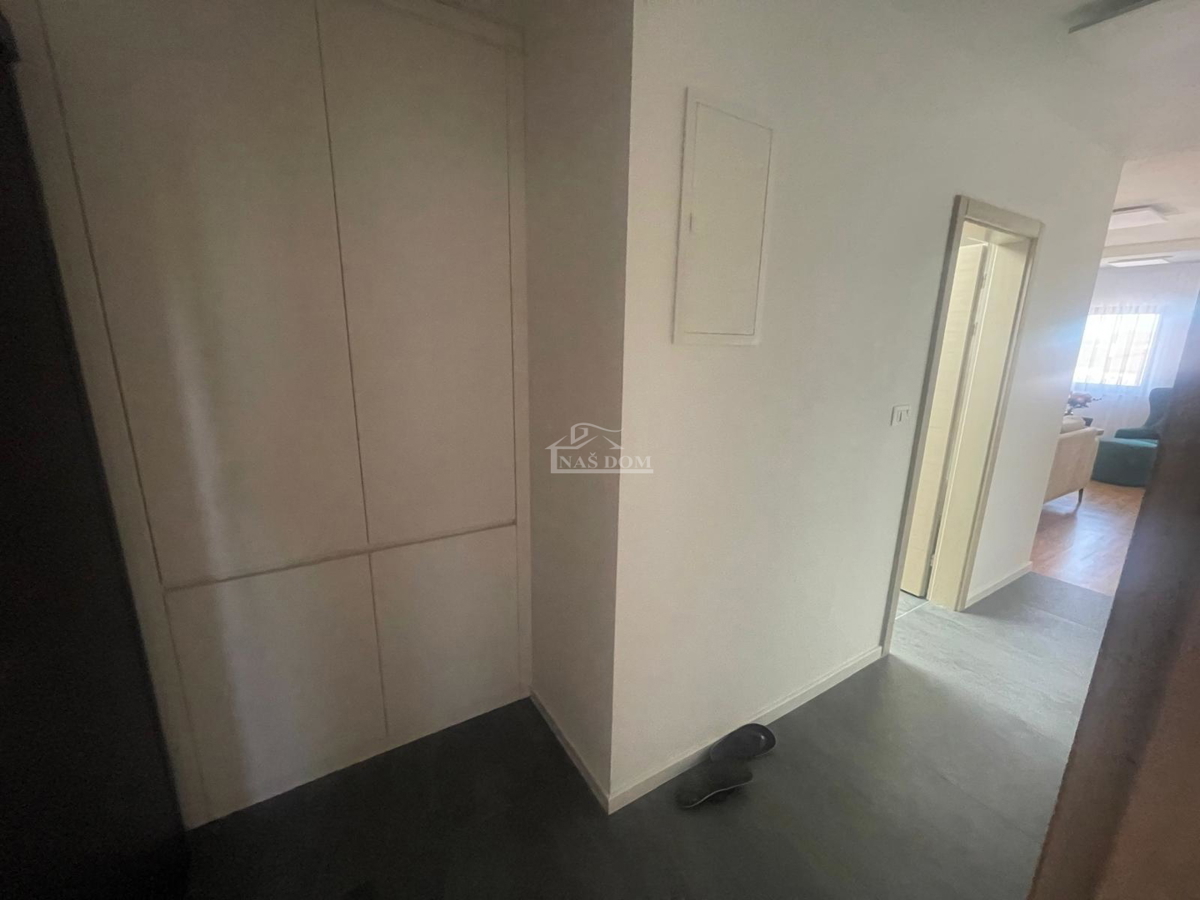 Vodice - Luksuzno urejeno in popolnoma opremljeno stanovanje s 4 spalnicami – 500 m od plaže