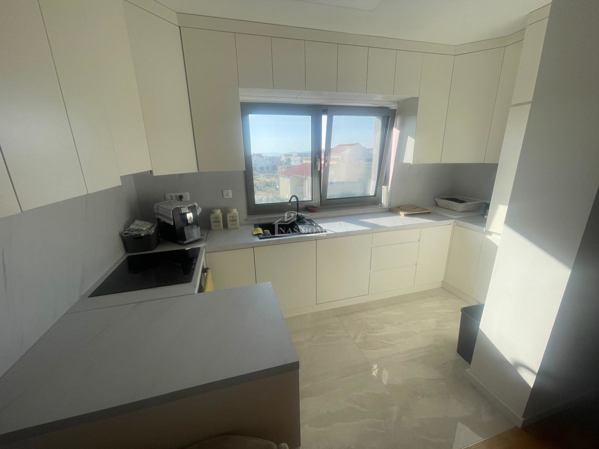 Vodice - Luksuzno urejeno in popolnoma opremljeno stanovanje s 4 spalnicami – 500 m od plaže