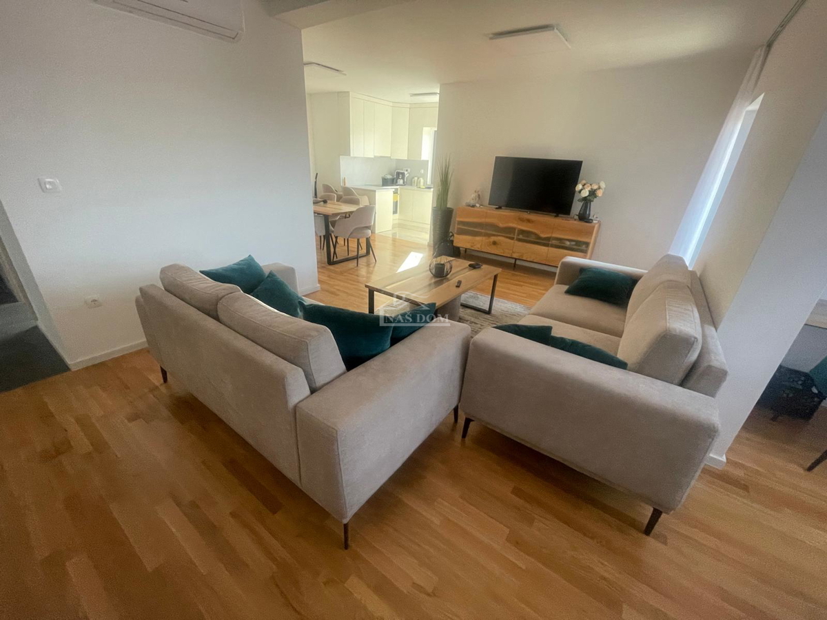 Vodice - Luksuzno urejeno in popolnoma opremljeno stanovanje s 4 spalnicami – 500 m od plaže