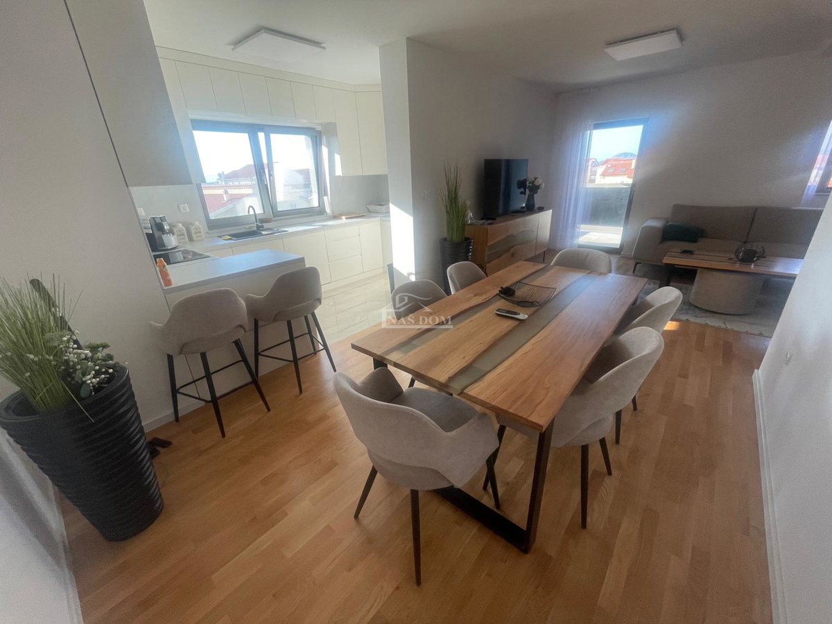 Vodice - Luksuzno urejeno in popolnoma opremljeno stanovanje s 4 spalnicami – 500 m od plaže