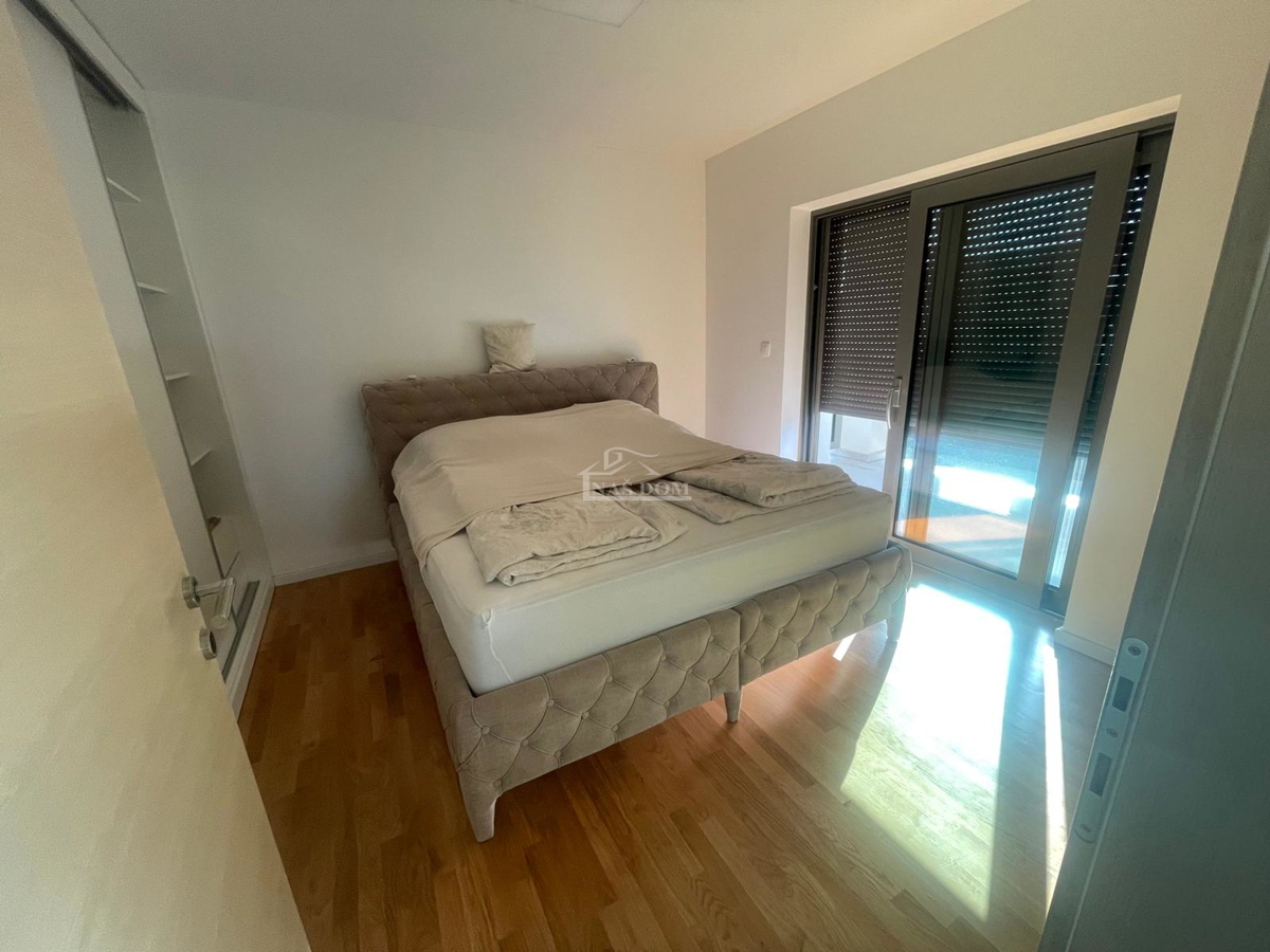 Vodice - Luksuzno urejeno in popolnoma opremljeno stanovanje s 4 spalnicami – 500 m od plaže