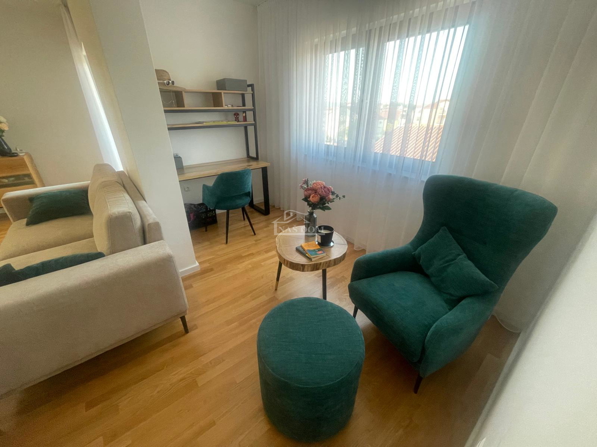 Vodice - Luksuzno urejeno in popolnoma opremljeno stanovanje s 4 spalnicami – 500 m od plaže