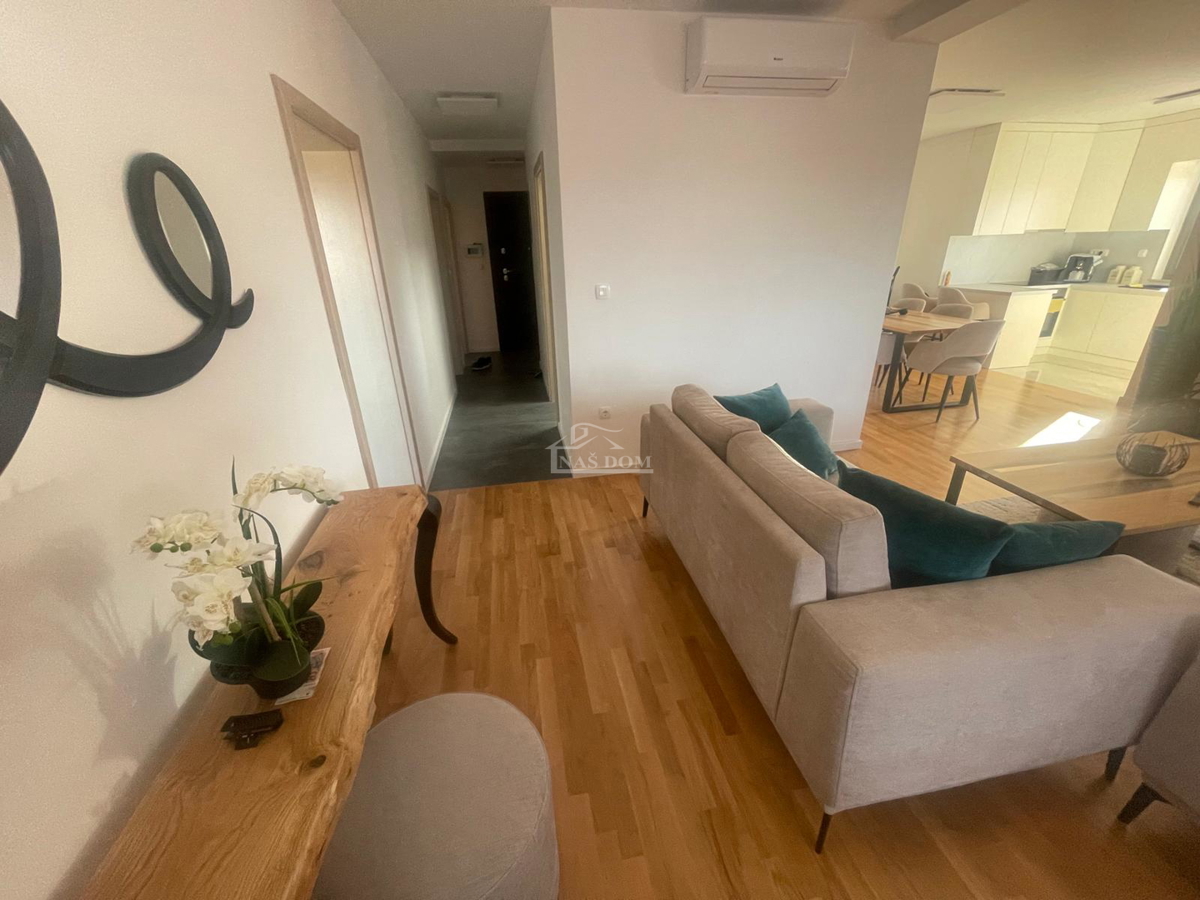 Vodice - Luksuzno urejeno in popolnoma opremljeno stanovanje s 4 spalnicami – 500 m od plaže