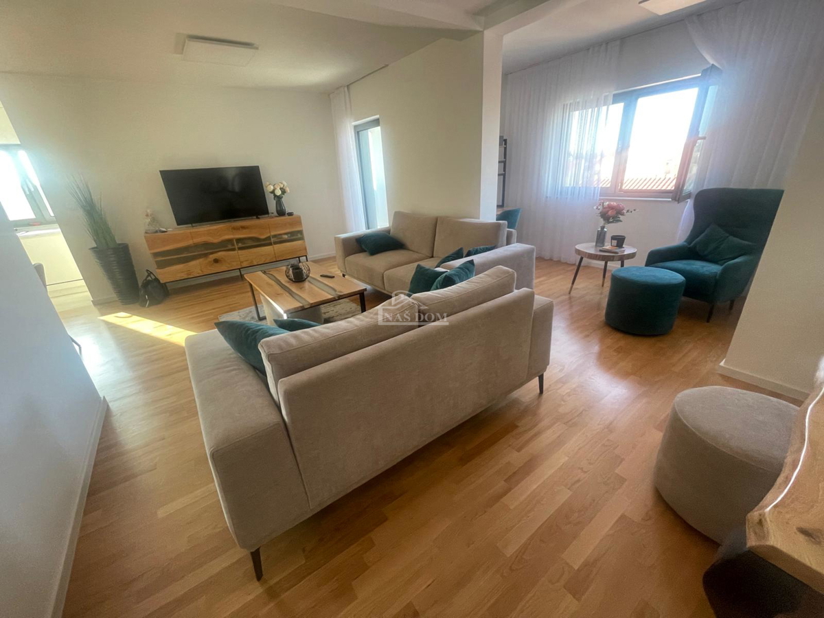 Vodice - Luksuzno urejeno in popolnoma opremljeno stanovanje s 4 spalnicami – 500 m od plaže