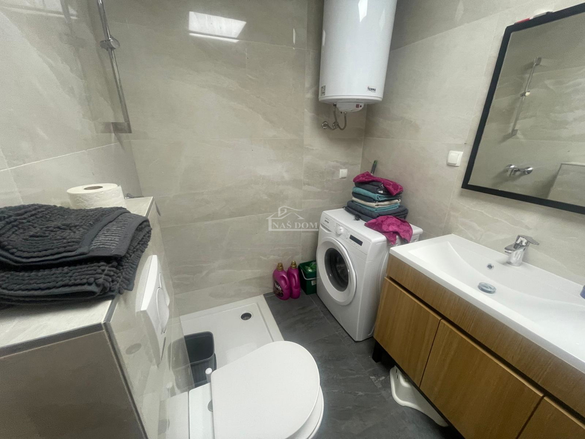 Vodice - Luksuzno urejeno in popolnoma opremljeno stanovanje s 4 spalnicami – 500 m od plaže