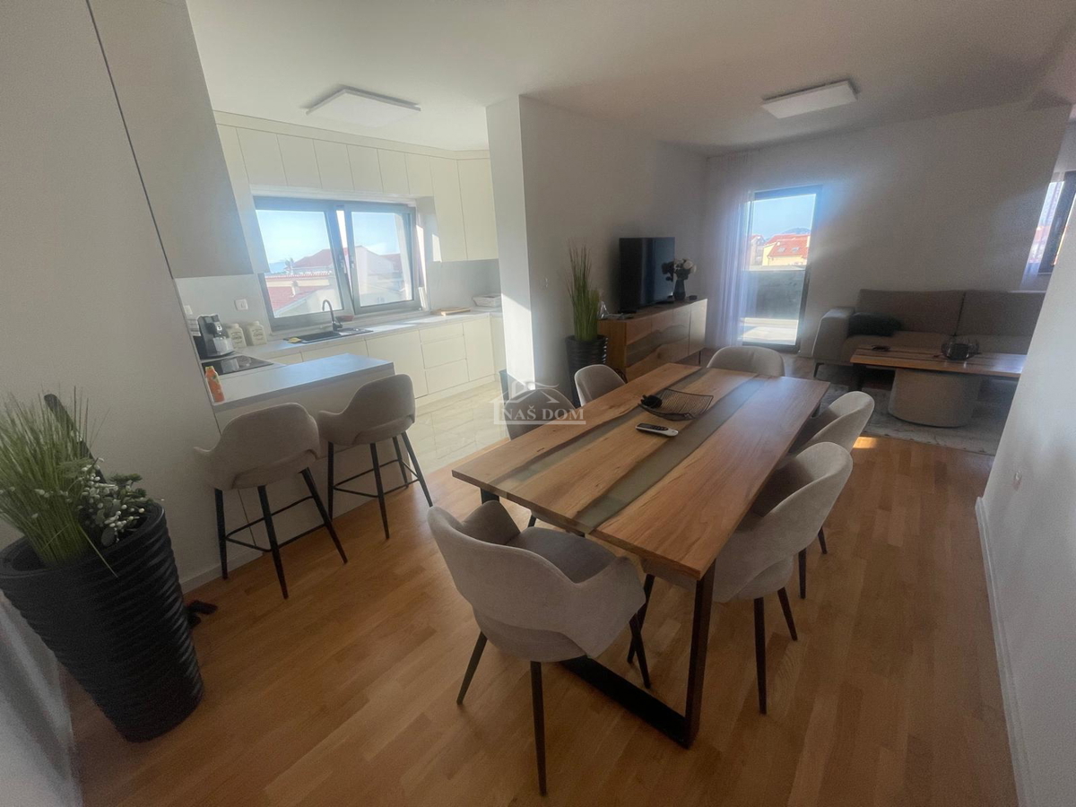 Vodice - Luksuzno urejeno in popolnoma opremljeno stanovanje s 4 spalnicami – 500 m od plaže