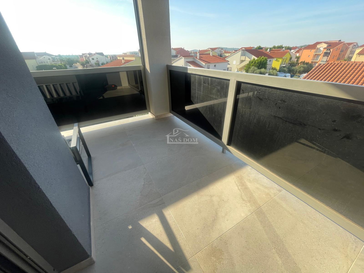 Vodice - Luksuzno urejeno in popolnoma opremljeno stanovanje s 4 spalnicami – 500 m od plaže