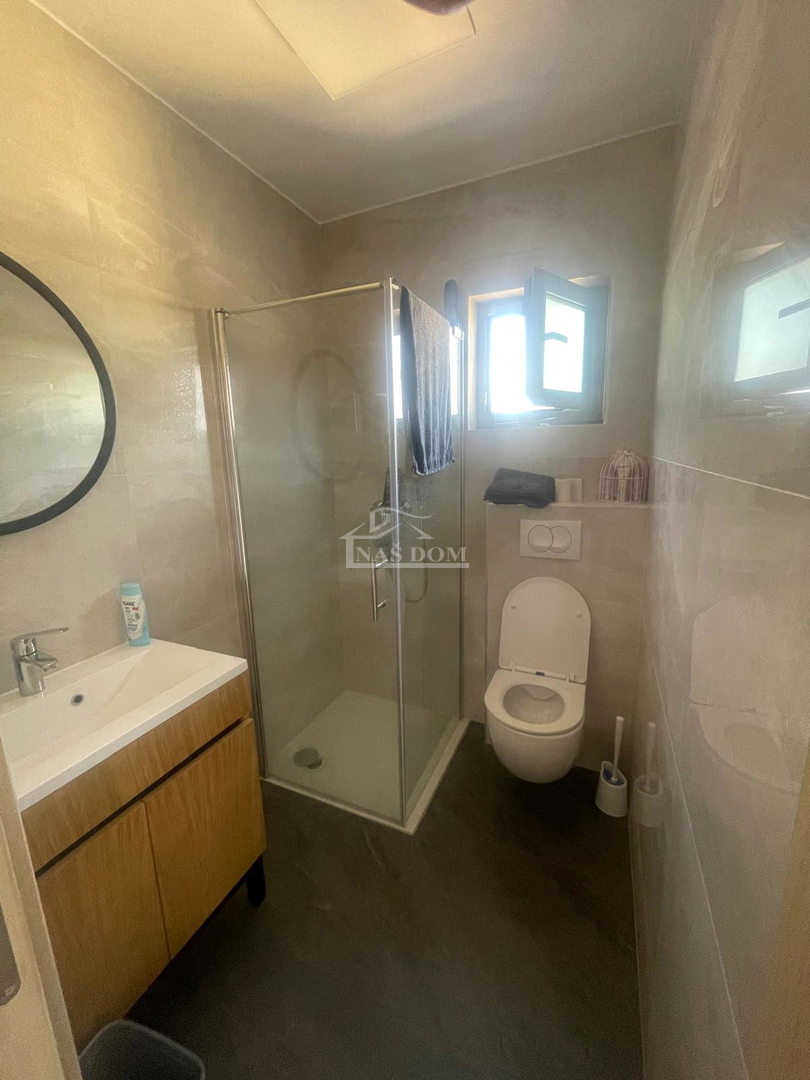 Vodice - Luksuzno urejeno in popolnoma opremljeno stanovanje s 4 spalnicami – 500 m od plaže