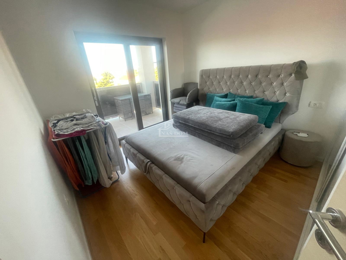 Vodice - Luksuzno urejeno in popolnoma opremljeno stanovanje s 4 spalnicami – 500 m od plaže