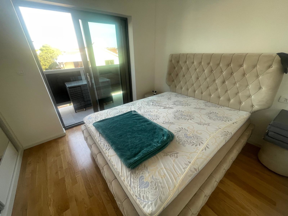 Vodice - Luksuzno urejeno in popolnoma opremljeno stanovanje s 4 spalnicami – 500 m od plaže