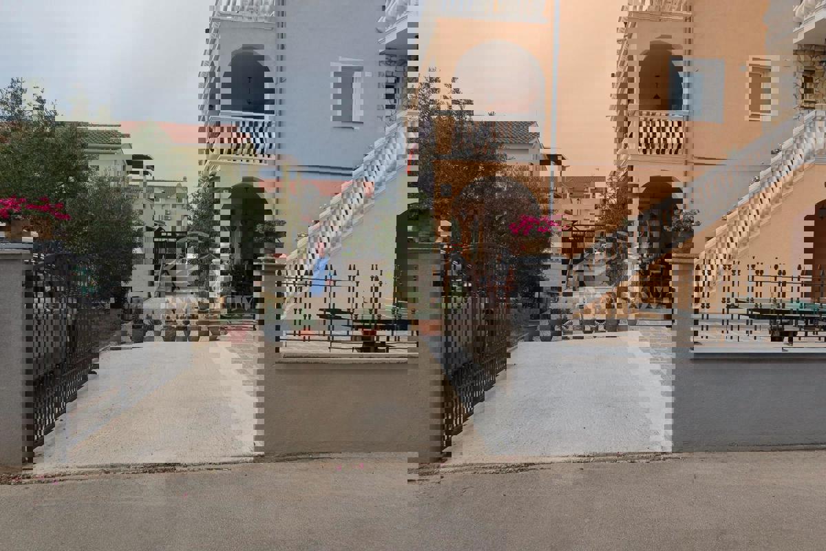 Vodice - Hiša z 7 apartmaji, mirna lokacija