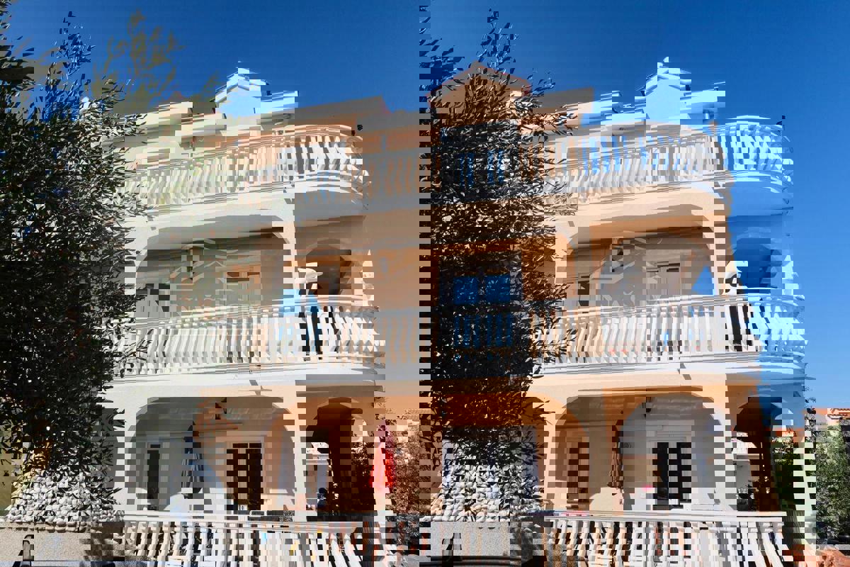 Vodice - Hiša z 7 apartmaji, mirna lokacija