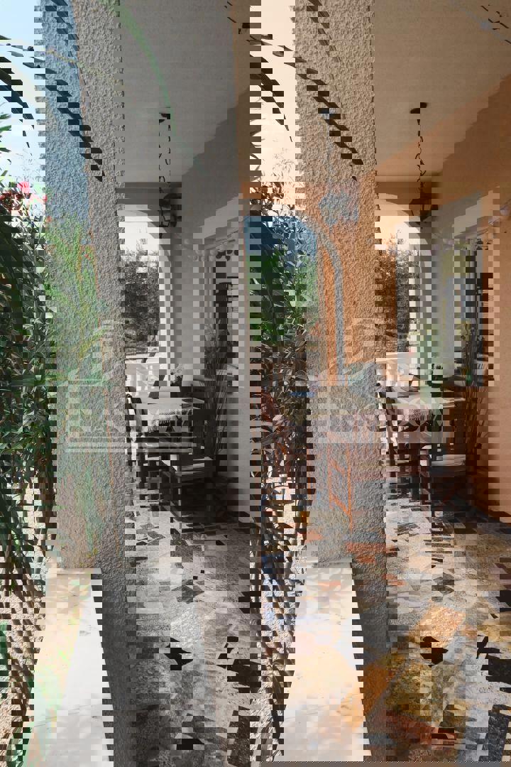 Vodice - Hiša z 7 apartmaji, mirna lokacija