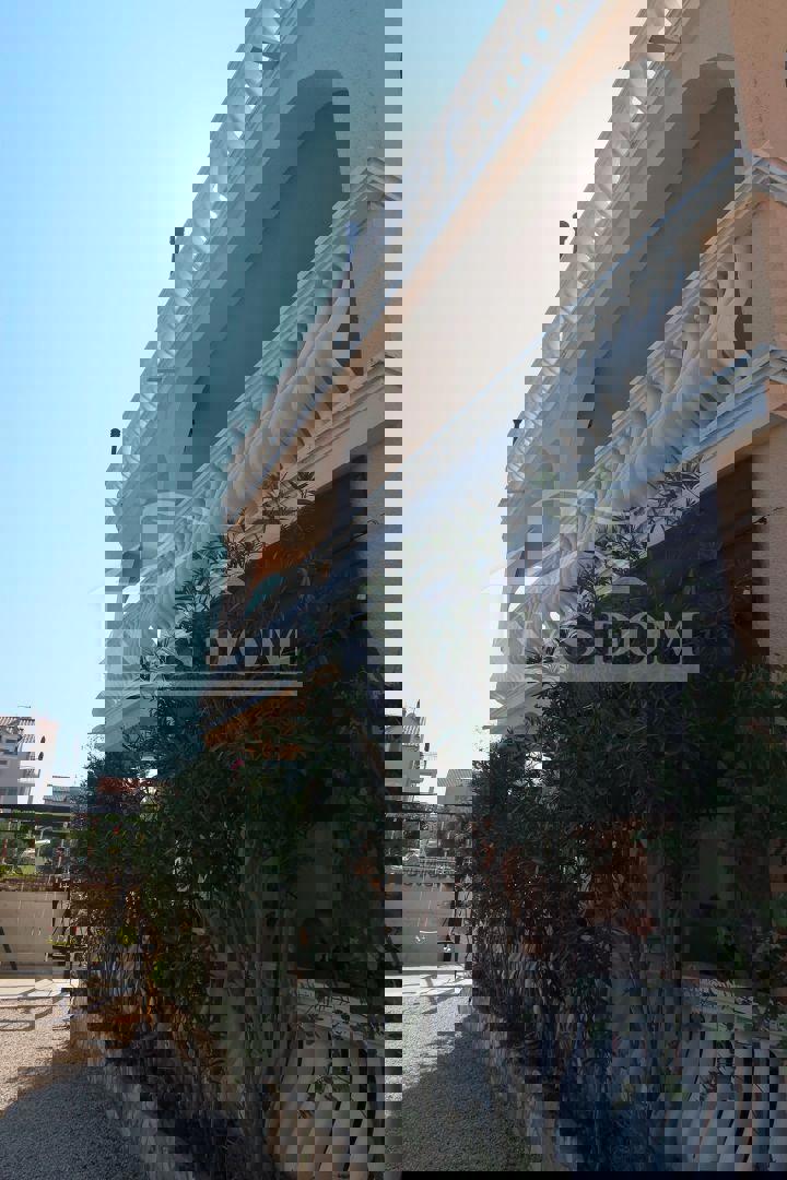 Vodice - Hiša z 7 apartmaji, mirna lokacija
