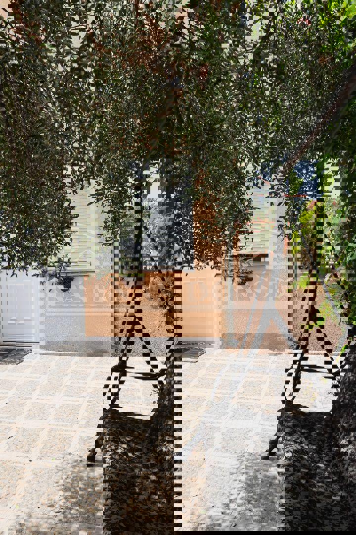 Vodice - Hiša z 7 apartmaji, mirna lokacija